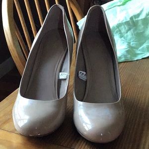 Size 8, patent nude heels